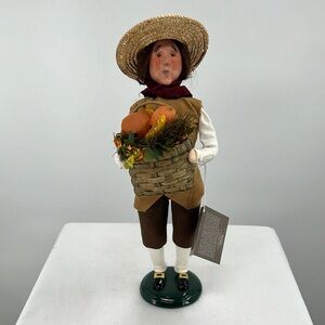SIGNED Williamsburg Special Edition Byers Choice “Pilgrim with Vegetables”